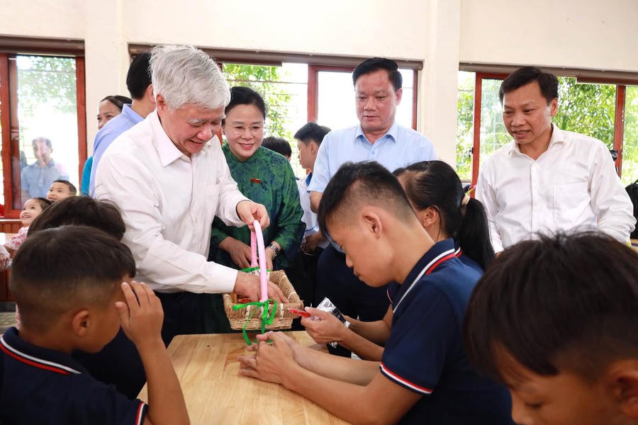 Phó Chủ tịch Thường trực Quốc hội Đỗ Văn Chiến thăm, động viên, trao quà cho các cháu tại Trung tâm Bảo trợ trẻ em Nghệ An và Trung tâm Công tác xã hội Nghệ An.