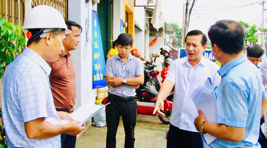 Ông Lê Kim Hường, Chủ tịch UBND phường Trảng Dài, đã kiểm tra thực địa tại các dự án để nắm tình hình, đôn đốc các đơn vị đẩy nhanh tiến độ. Ảnh: DK