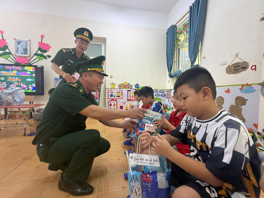 Những phần quà trung thu được trao tận tay các em nhỏ có hoàn cảnh khó khăn tại điểm Trường Mầm non Thắng Lợi.
