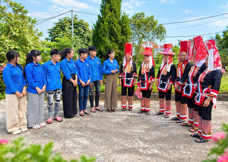 Lỷ Thị Vân cùng đoàn viên, thanh niên xã Quảng Tân giao lưu với đồng bào Dao, góp phần lan tỏa tiếng nói và nét đẹp văn hóa dân tộc.