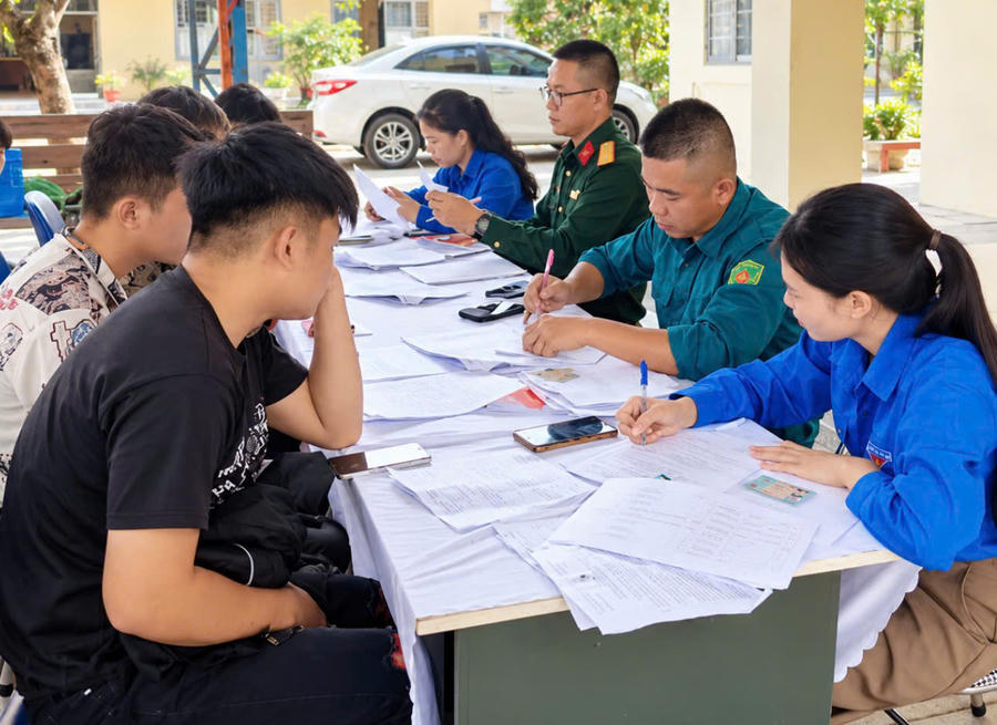 Cán bộ, đoàn viên thanh niên trực tiếp hỗ trợ người dân, đưa kiến thức và kỹ năng đến gần cuộc sống ở cơ sở.
