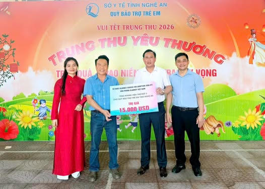 Trao tặng 15.000 USD cho Quỹ Bảo trợ trẻ em tỉnh Nghệ An.