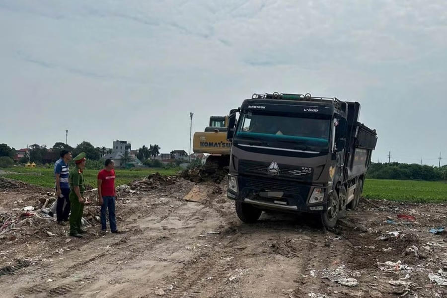 Cơ quan chức năng bắt quả tang xe của Công ty TNHH MTV vận tải Việt Dũng đổ trộm phế thải. Ảnh C.A TP Hà Nội