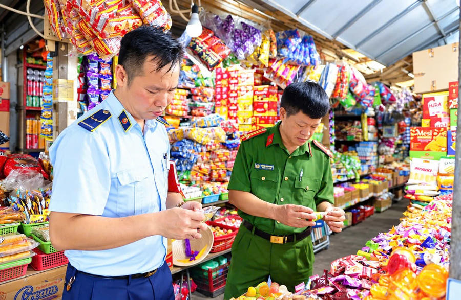 Lực lượng chức năng kiểm tra chất lượng, nguồn gốc bánh Trung thu tại cơ sở kinh doanh trên địa bàn TP Quảng Ninh.