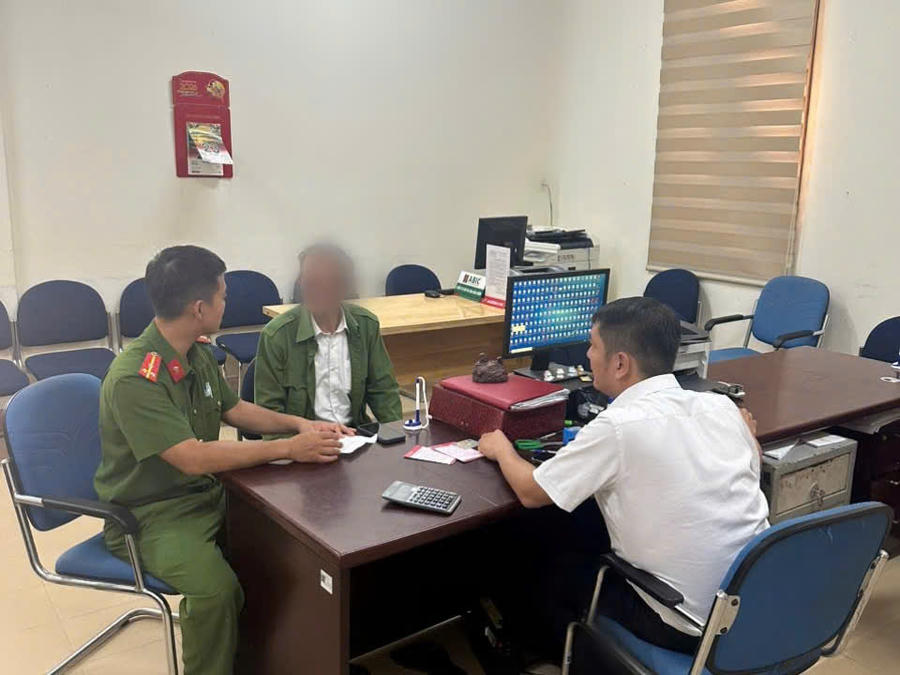 Lực lượng chức năng tuyên truyền, giải thích để ông H. nhận diện rõ thủ đoạn của các đối tượng lừa đảo.
