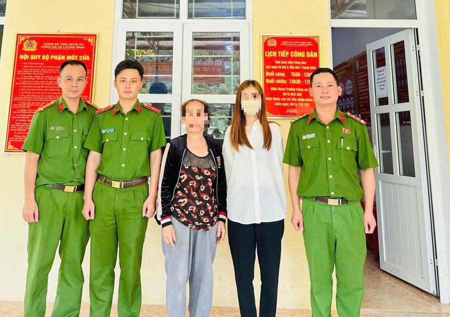 Hỗ trợ cô gái bị lừa sang nước ngoài trở về đoàn tụ gia đình - Ảnh Công an Nghệ An.