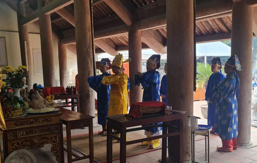 Nghi lễ dâng hương được triển khai sau lễ khai mạc.