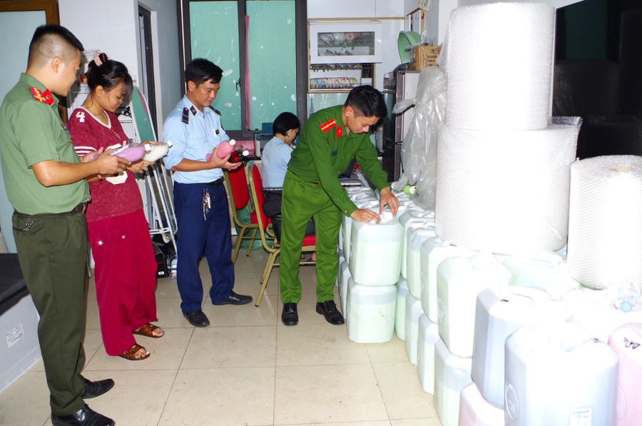 Lực lượng chức năng kiểm tra số lượng rượu tại địa điểm kinh doanh của TikTok Shop “Rượu Cốm Tây Bắc” (Ảnh: Công an Ninh Bình)