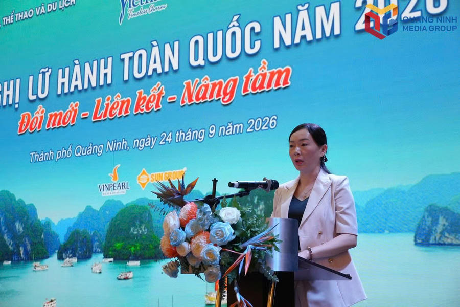 Lãnh đạo Sở Văn hóa, Thể thao và Du lịch TP Quảng Ninh tham luận về phát triển hạ tầng và dịch vụ hỗ trợ du lịch đồng bộ.Ảnh: Báo Quảng Ninh