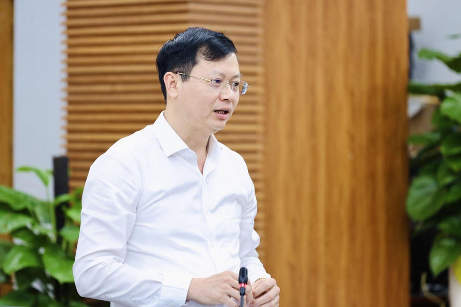 Giám đốc Sở GD&ĐT Hà Nội Nguyễn Văn Hiền báo cáo tại buổi làm việc. 