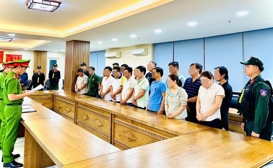 Tống đạt các quyết định với nhóm đối tượng - Ảnh Công an TP Đà Nẵng.