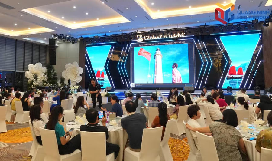 Đại diện các doanh nghiệp lữ hành và đơn vị du lịch tham gia chương trình kết nối, giới thiệu sản phẩm du lịch Quảng Ninh. (Ảnh: QMG).