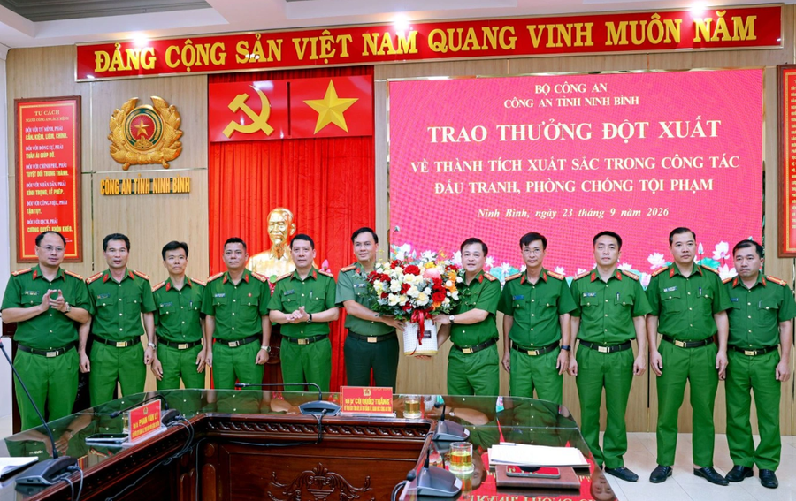 Giám đốc Công an tỉnh Ninh Bình trao khen thưởng đột xuất cho Phòng Cảnh sát điều tra tội phạm về ma túy (Ảnh: Công an Ninh Bình).