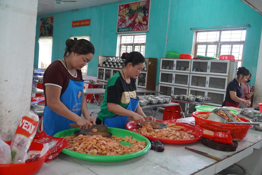 Chuẩn bị bữa ăn học sinh tại Trường Phổ thông Nội trú Tiểu học & THCS Pà Vầy Sủ, tỉnh Tuyên Quang. (Ảnh: Phàn Họ).