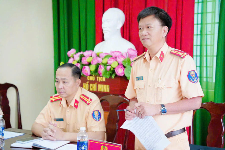 Thượng tá Vũ Văn Nhiệm, Phó Trưởng Phòng CSGT phát biểu tại hội nghị.