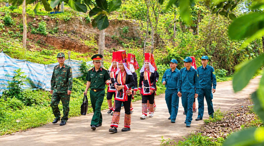 Cán bộ, chiến sĩ cùng đồng bào Dao trên đường về bản, nơi tiếng nói chung mở lối cho sự gần gũi, sẻ chia và đồng thuận.