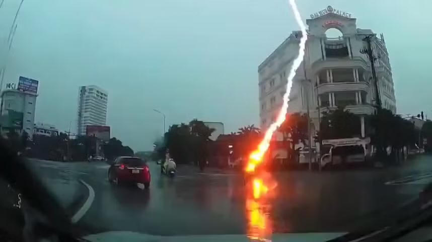 Bà H. bị bỏng nặng sau khi sét đánh trúng - Ảnh cắt từ video.