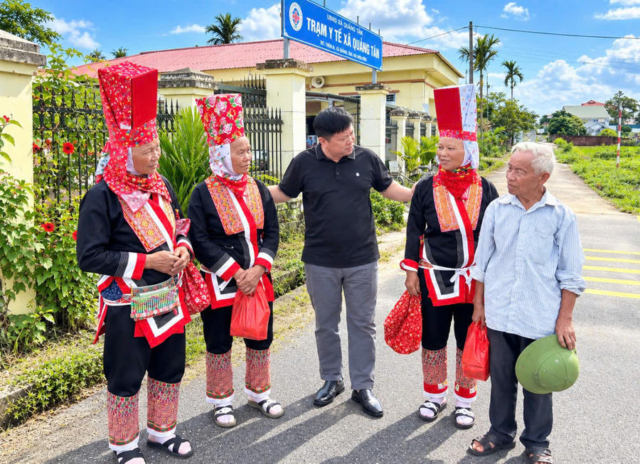 Ông Đào Biên Thùy, Bí thư Đảng ủy, Chủ tịch HĐND xã Quảng Tân (đứng giữa) trò chuyện với đồng bào Dao, tìm hiểu đời sống, tâm tư của người dân ngay từ cơ sở.