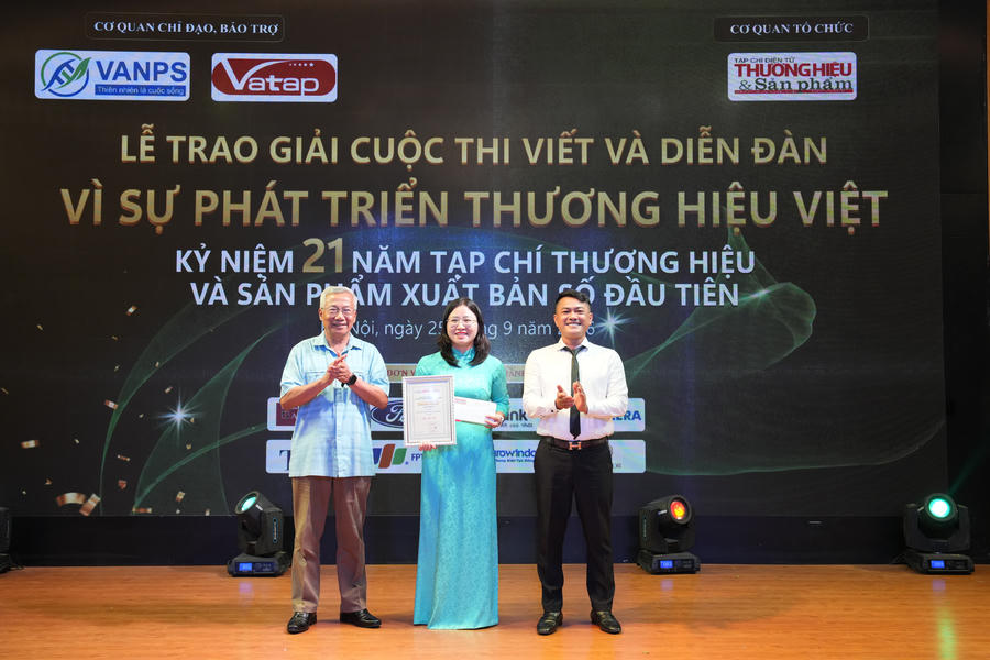 Tác giả Lý Thị Thu nhận giải nhất cuộc thi viết “Vì sự phát triển thương hiệu Việt”.