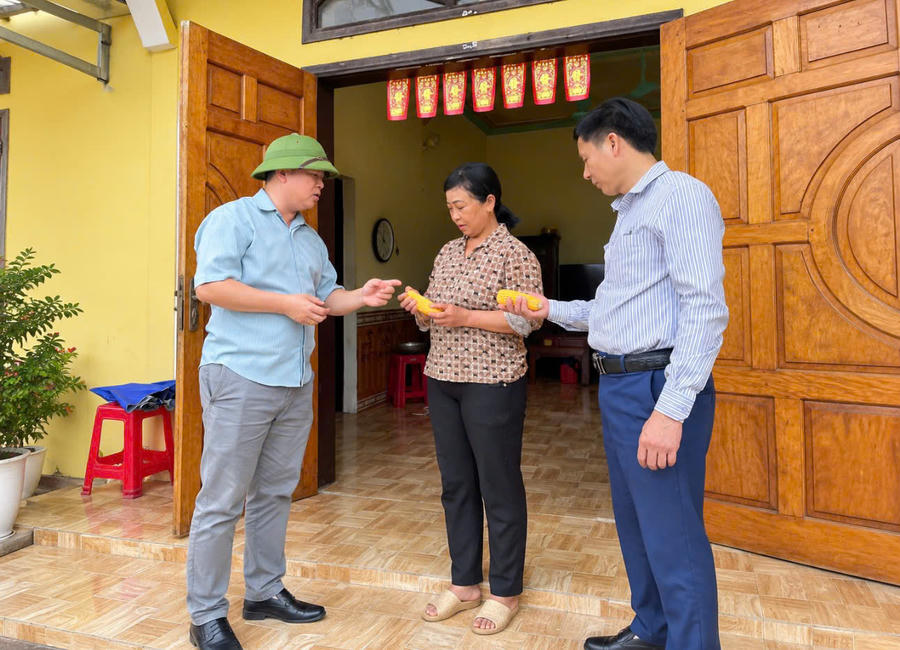 Cán bộ xã Quảng Tân cùng người dân trao đổi, tìm hiểu mô hình sản xuất, góp phần nắm bắt thực tế và đồng hành với người dân trong phát triển kinh tế.