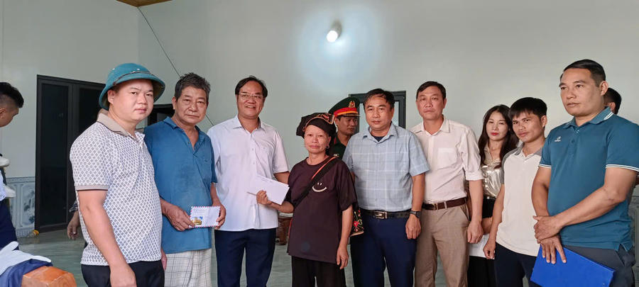 Lãnh đạo xã Mỏ Vàng thăm hỏi, động viên và hỗ trợ ban đầu cho gia đinh ông Triệu Thừa Kim, thôn Thác Tiên. (Ảnh: CTTĐT Lào Cai).