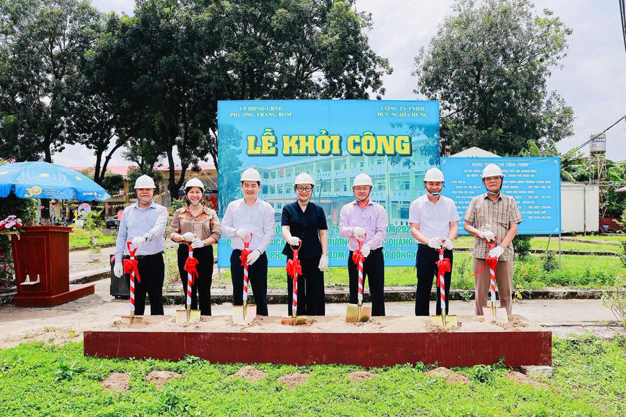 Thứ trưởng Bộ Giáo dục và Đào tạo Nguyễn Thị Quyên Thanh dự lễ khởi công công trình trên địa bàn phường. Ảnh: UBND phường Trảng Bom.