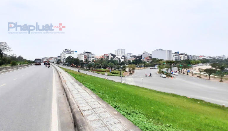 Đoạn đường đê Long Biên - Xuân Quan giao với đường Cổ Linh (Phường Bồ Đề) nơi dự án Cầu Trần Hưng Đạo đang thi công. (Ảnh: Như Minh).