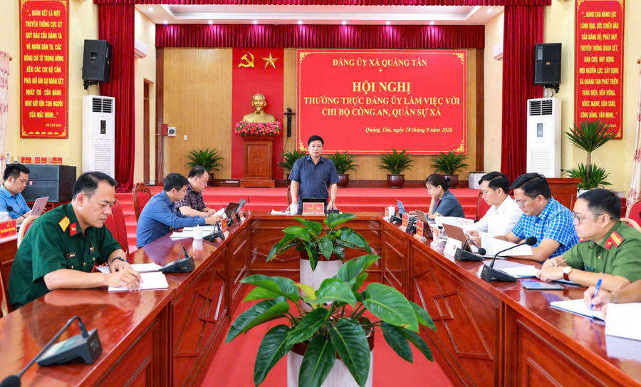 Lãnh đạo xã Quảng Tân làm việc với Chi bộ Công an, Quân sự xã, tăng cường nắm tình hình cơ sở, phát huy vai trò của cán bộ, đảng viên trong gần dân, sát dân.