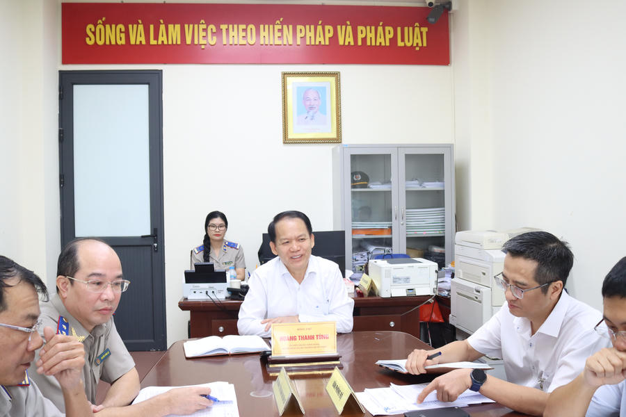 Bộ trưởng Hoàng Thanh Tùng nghe công dân trình bày cùng ý kiến trao đổi của đại diện các đơn vị và chỉ đạo các công việc cần tiếp tục thực hiện.