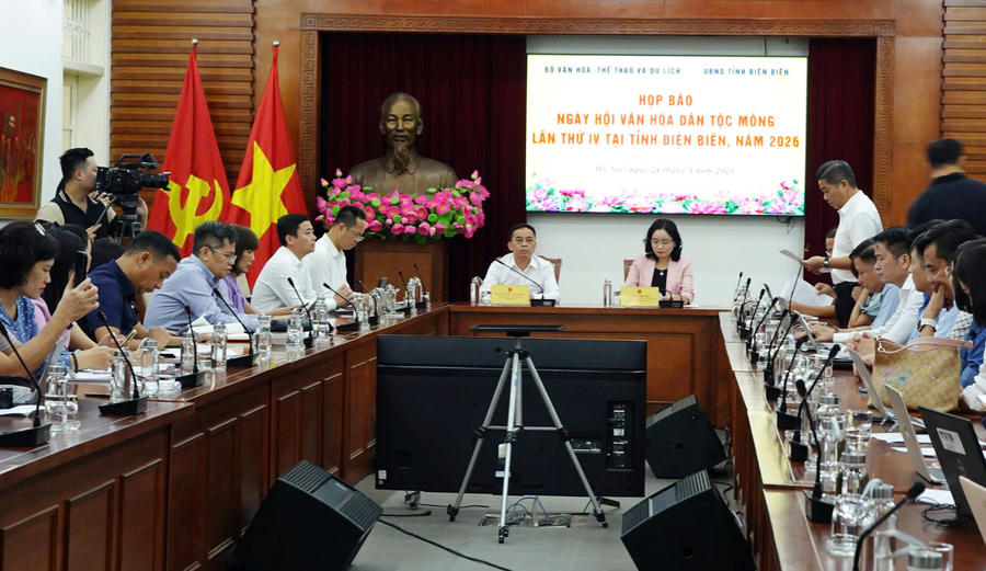 Thứ trưởng Bộ VHTT&DL Trịnh Thị Thủy và Phó Chủ tịch UBND tỉnh Điện Biên Nguyễn Văn Đoạt chủ trì buổi họp báo. Ảnh: Linh Vũ