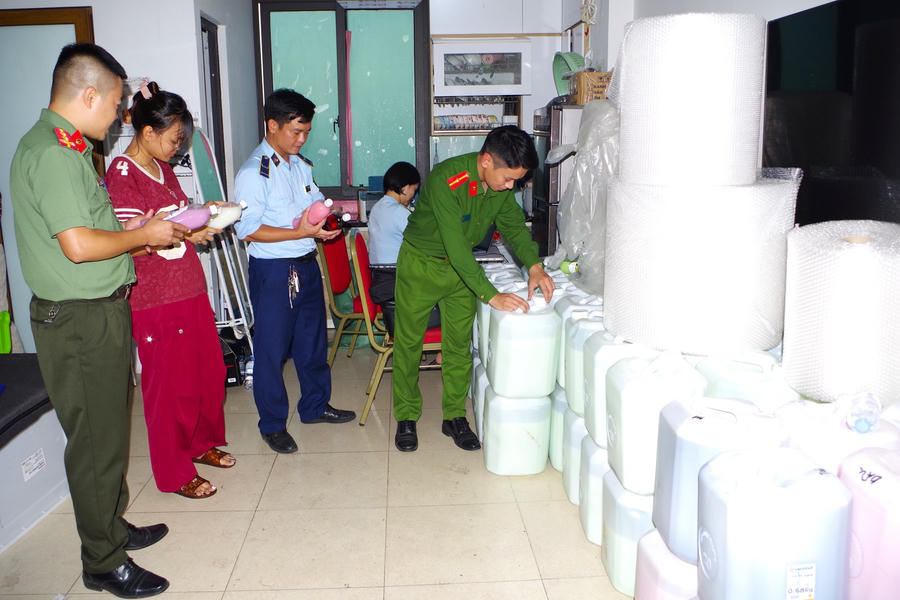Lực lượng chức năng kiểm tra, thu giữ rượu không rõ nguồn gốc xuất xứ tại địa điểm kinh doanh của Vũ Thị Xuân Trà