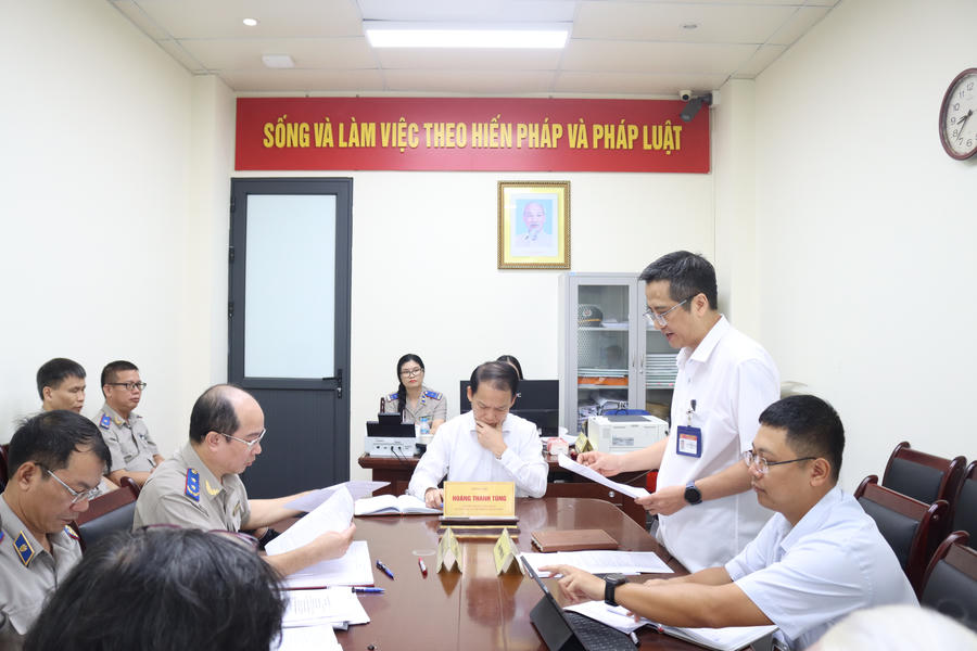 Bộ trưởng Hoàng Thanh Tùng nghe công dân trình bày cùng ý kiến trao đổi của đại diện các đơn vị và chỉ đạo các công việc cần tiếp tục thực hiện.
