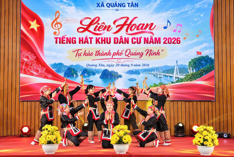 Tiết mục văn nghệ của đồng bào Dao tại chương trình Liên hoan Tiếng hát khu dân cư xã Quảng Tân năm 2026, góp phần gìn giữ và lan tỏa bản sắc văn hóa dân tộc.