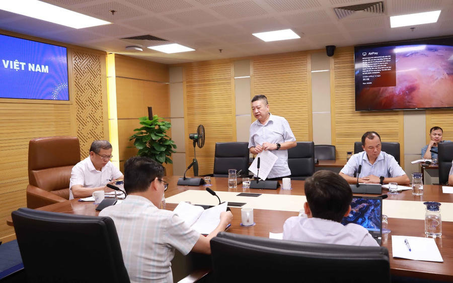 Giám đốc EVNPMB1 Bùi Phương Nam báo cáo tại buổi làm việc