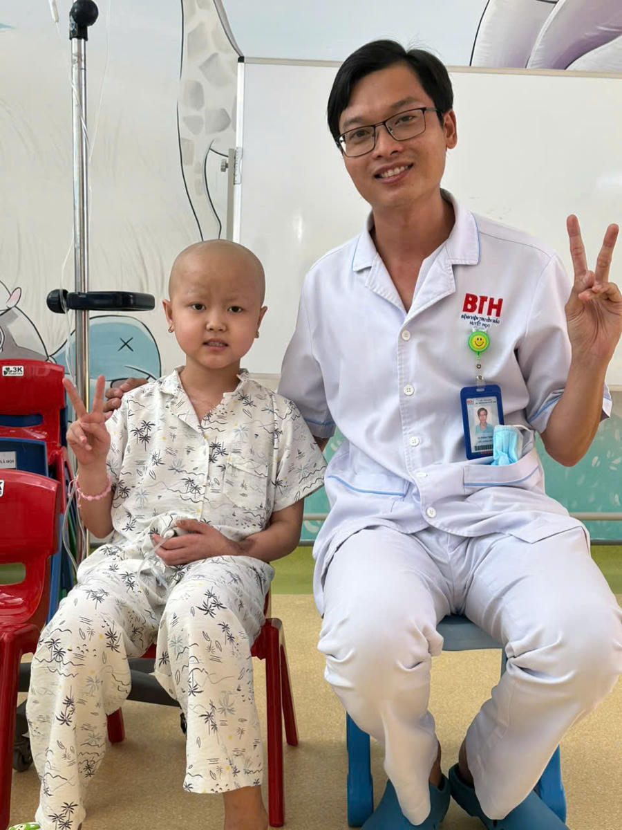 Không chỉ là chữa bệnh cho bé Trâm, đó còn là tình yêu thương và sự thấu hiểu của các y bác sĩ.
