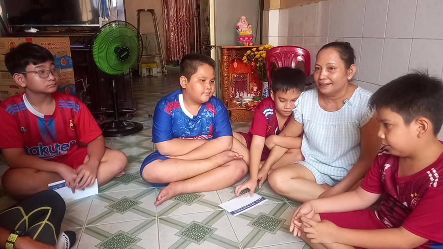 Một mình lo cho bốn con, chị Sa Ren luôn canh cánh nỗi lo khi các con càng lớn, chi phí học tập và sinh hoạt càng nhiều.