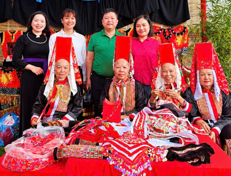 Cán bộ xã Quảng Tân cùng đồng bào Dao trong hoạt động giao lưu, góp phần gìn giữ và phát huy bản sắc văn hóa dân tộc.