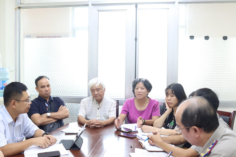 Bộ trưởng Hoàng Thanh Tùng nghe công dân trình bày cùng ý kiến trao đổi của đại diện các đơn vị và chỉ đạo các công việc cần tiếp tục thực hiện.