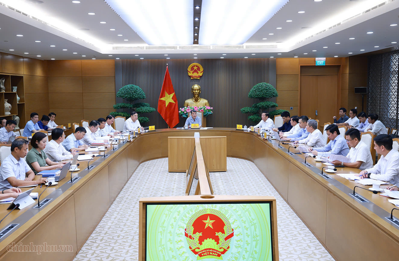 Thủ tướng yêu cầu kiên quyết không được lùi, kéo dài, điều chỉnh tiến độ dự án. Ảnh: VGP