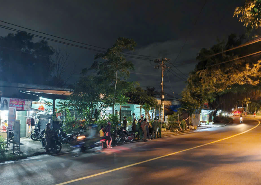 Công an phong tỏa hiện trường để điều tra. Ảnh: T.L.