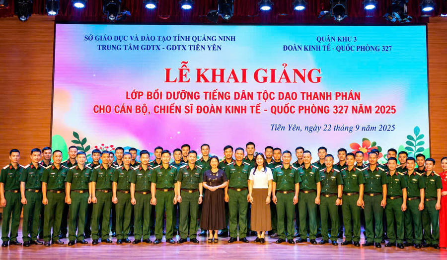 Cán bộ, chiến sĩ Đoàn Kinh tế - Quốc phòng 327 cùng các giảng viên tại lớp bồi dưỡng tiếng Dao Thanh Phán, lan tỏa tinh thần học tiếng của dân để gần dân, hiểu dân.