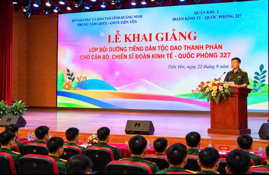 Lớp bồi dưỡng tiếng Dao Thanh Phán cho cán bộ, chiến sĩ Đoàn Kinh tế - Quốc phòng 327, góp phần thu hẹp khoảng cách ngôn ngữ, tăng cường gắn bó với đồng bào.