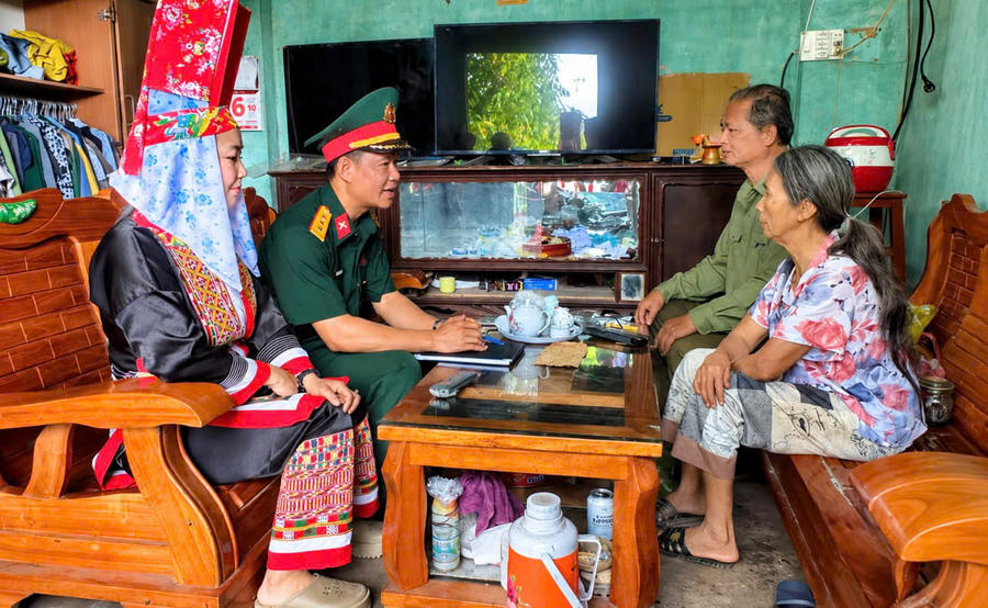 Cán bộ, chiến sĩ cùng đồng bào trò chuyện tại gia đình, lắng nghe để hiểu tâm tư, phong tục và đời sống của người dân.