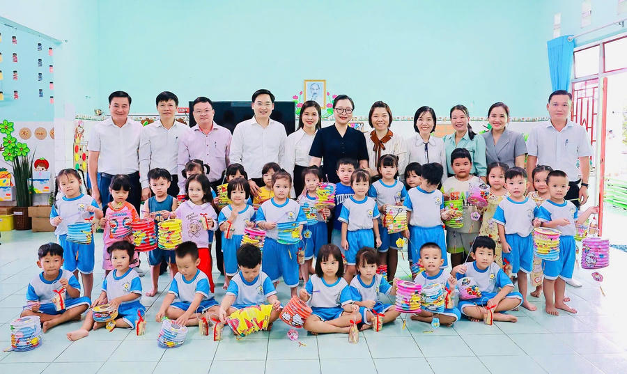 Thứ trưởng Bộ Giáo dục và Đào tạo Nguyễn Thị Quyên Thanh tặng quà trung thu cho các cháu mầm non. Ảnh: UBND Trảng Bom.