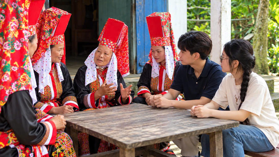 Người Dao chia sẻ, trao truyền những giá trị văn hóa cho thế hệ trẻ, để bản sắc được tiếp nối và lan tỏa trong đời sống cộng đồng.