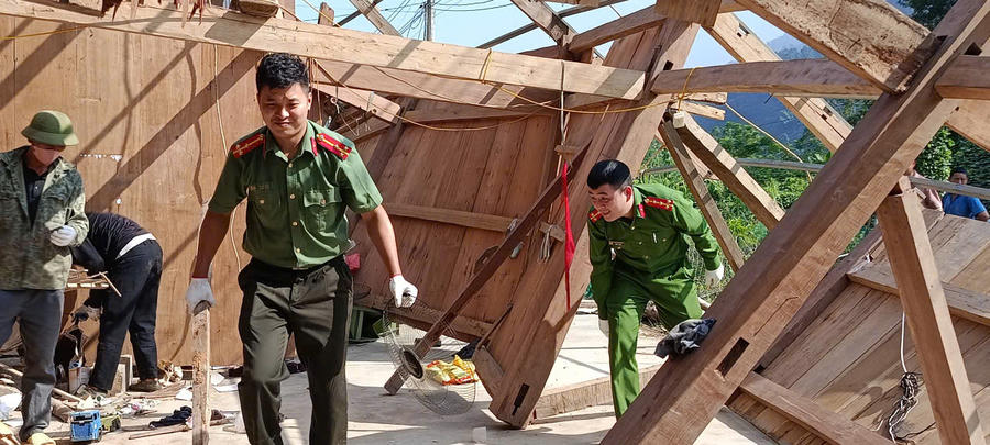Các lực lượng và nhân dân trong thôn hỗ trợ gia đình thu dọn, khắc phục hậu quả. (Ảnh: CTTĐT Lào Cai).