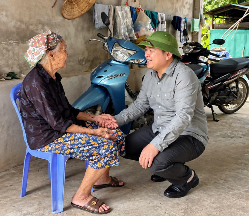 Lãnh đạo xã Quảng Tân xuống cơ sở, trò chuyện, tìm hiểu đời sống và nắm bắt tâm tư của người dân.