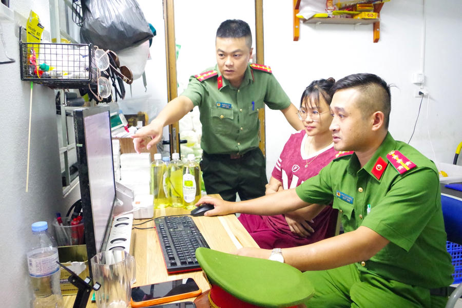 Lực lượng chức năng làm việc với Vũ Thị Xuân Trà
