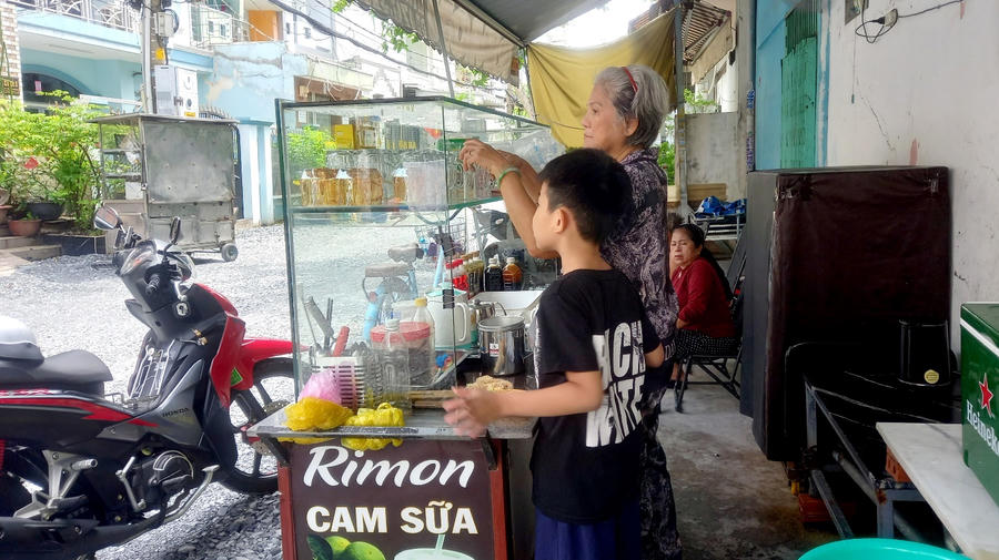 Ba chị em Thảo, Xuân, Hiếu dần lớn lên bên ông bà và đã biết tự lo việc học, phụ giúp gia đình.