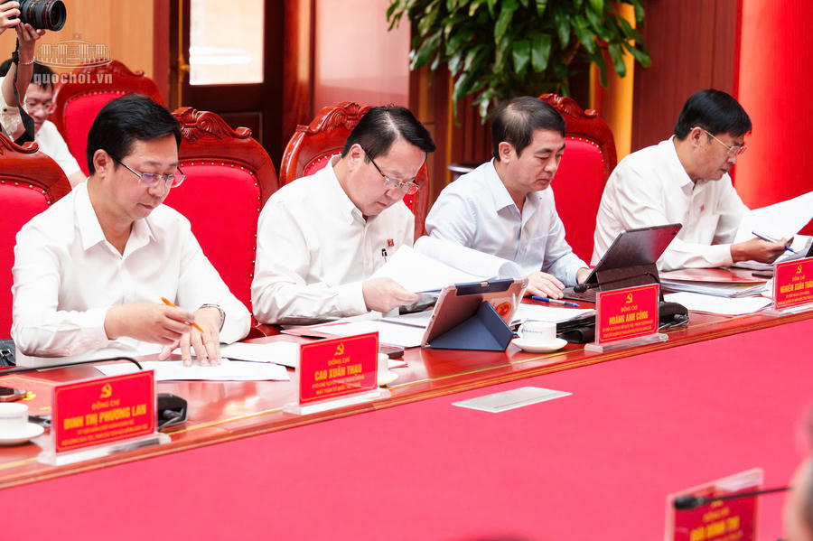 Các đại biểu tại buổi làm việc. Ảnh: quochoi.vn